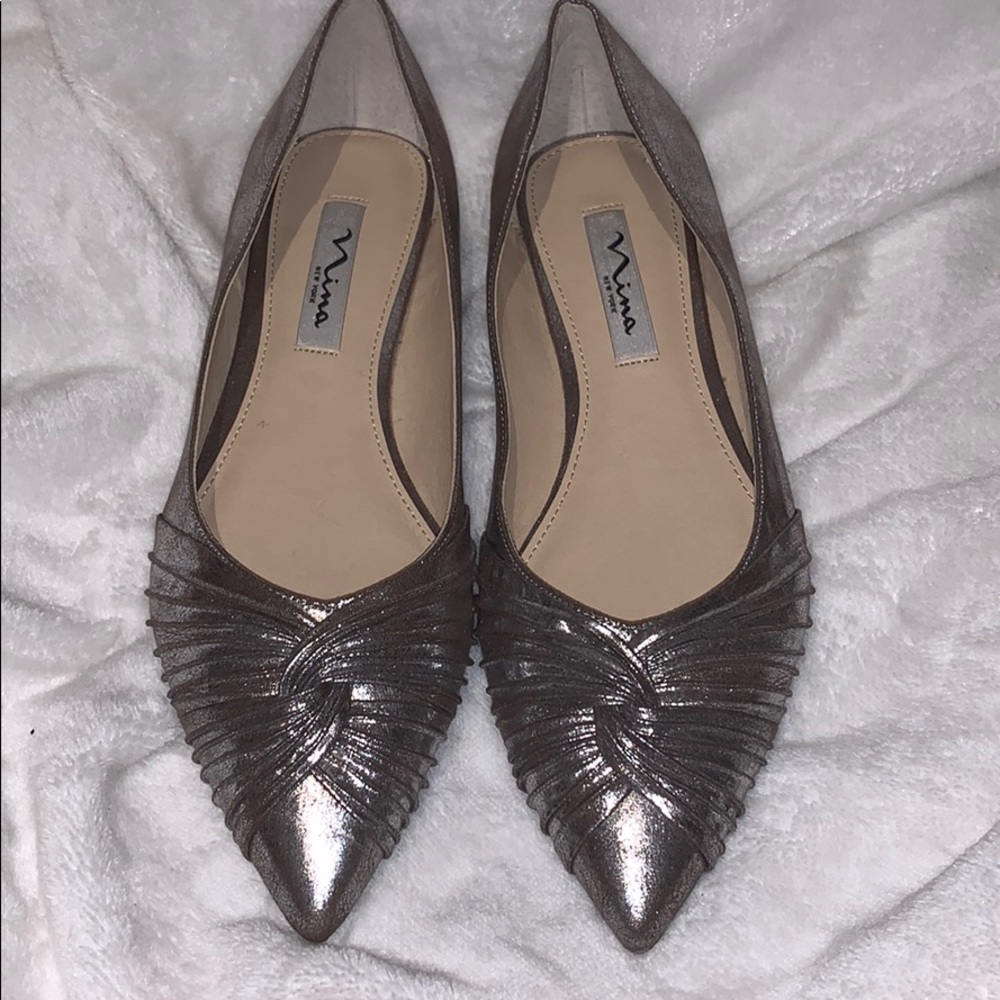 Nina NewYork metallic twisted point toe flats